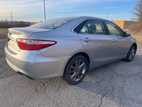Used 2017 Toyota Camry SE image 3
