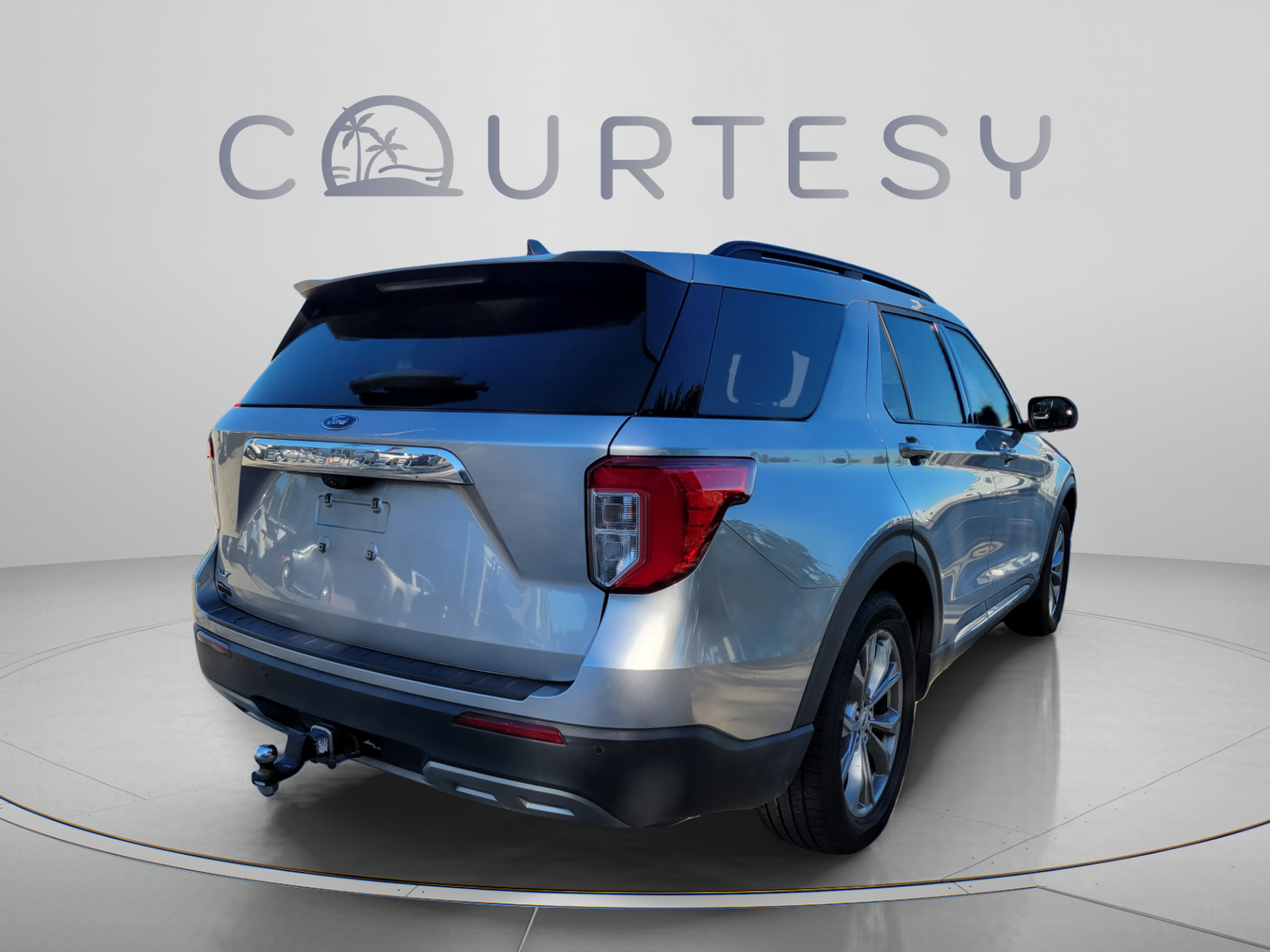 Used 2021 Ford Explorer XLT w/ Equipment Group 202A RWD image 3