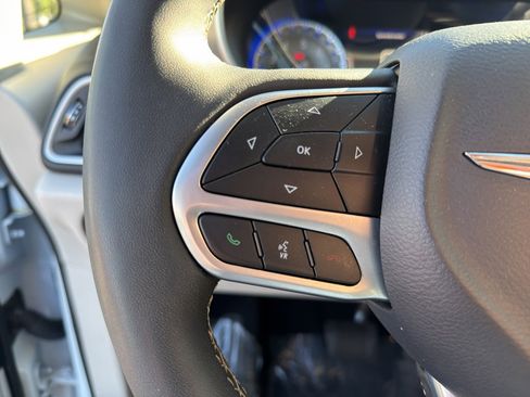 Used 2024 Chrysler Pacifica Touring-L image 17