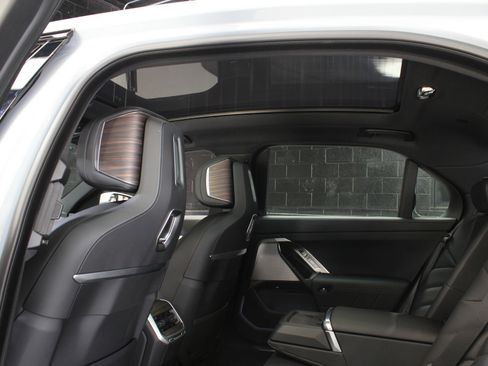 Used 2024 BMW 740i 740i M Sport Package image 21