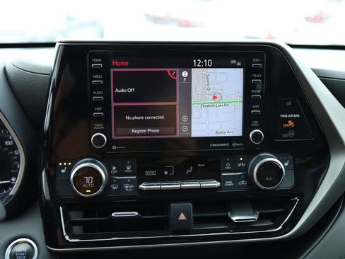 Used 2021 Toyota Highlander XLE AWD/4WD image 25