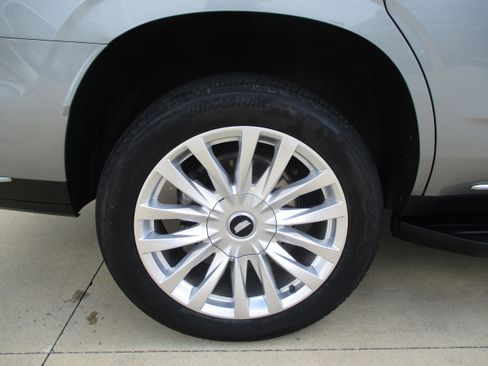 Used 2024 Cadillac Escalade Luxury image 11