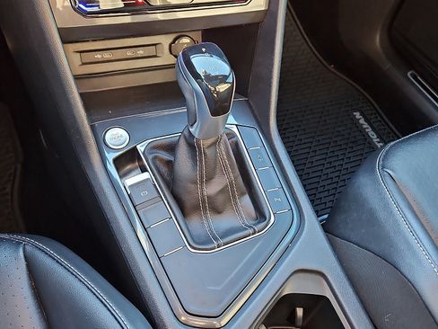 Certified 2022 Volkswagen Tiguan SE R-Line image 15