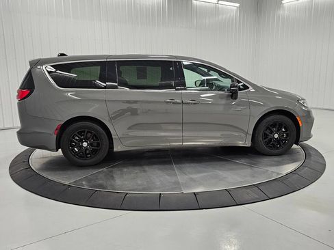 Used 2025 Chrysler Pacifica Select FWD image 6
