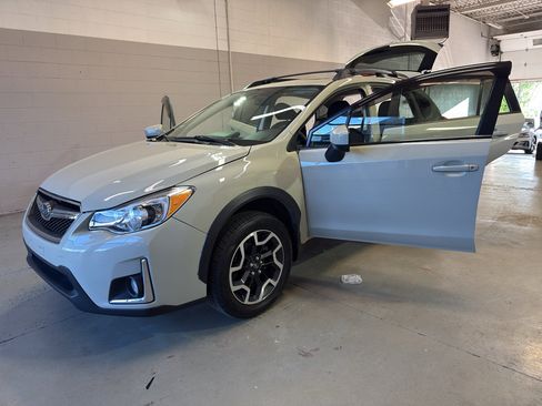 Used 2017 Subaru Crosstrek 2.0i Premium w/ Moonroof Package AWD/4WD image 9