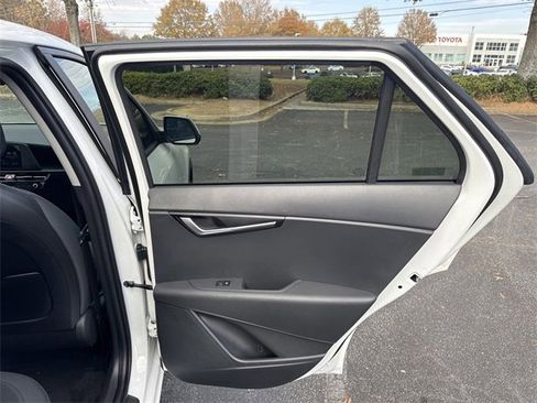 Certified 2025 Kia Niro LX image 27