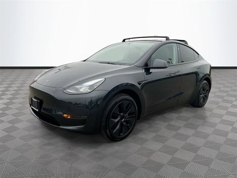 Used 2025 Tesla Model Y Long Range image 3