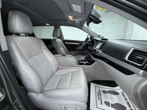 Used 2019 Toyota Highlander XLE AWD/4WD image 19