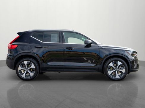 Used 2025 Volvo XC40 B5 Plus image 8