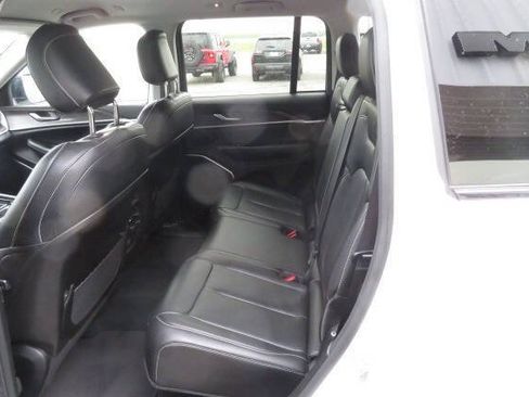 Used 2023 Jeep Grand Cherokee Limited w/ Black Appearance Package AWD/4WD image 12