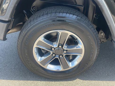Used 2018 Jeep Wrangler Unlimited Sahara AWD/4WD image 13