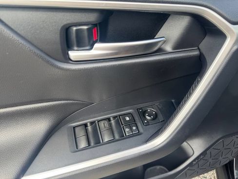 Used 2019 Toyota RAV4 XLE w/ Convenience Package FWD image 17