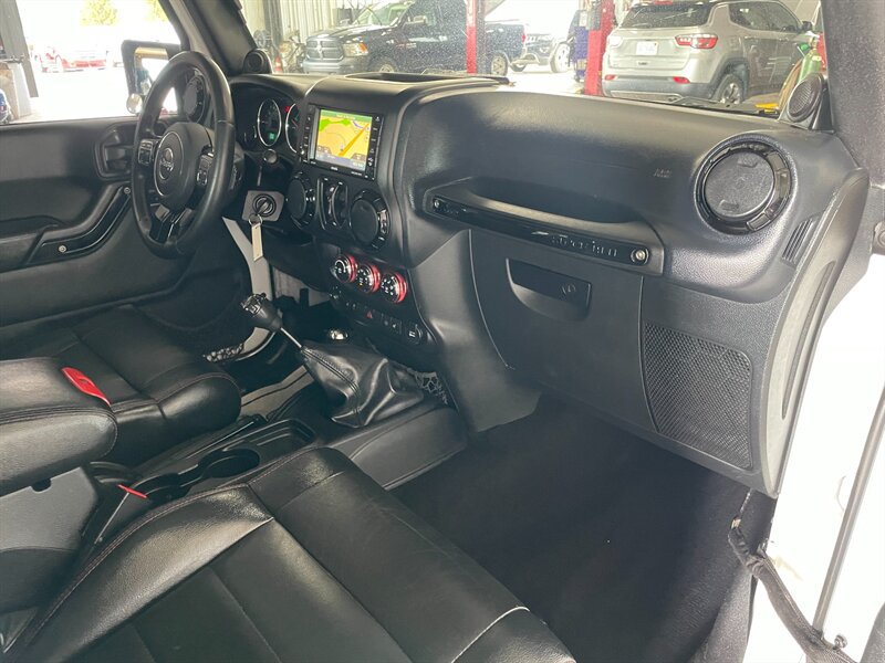 Used 2012 Jeep Wrangler Unlimited Sahara AWD/4WD image 17