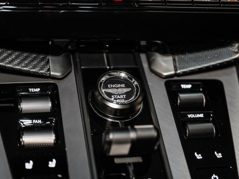 Used 2025 Aston Martin Vanquish Coupe image 28