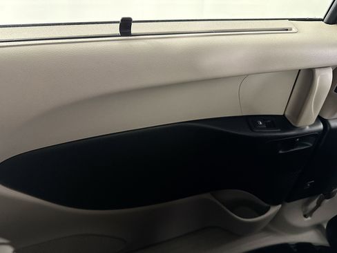 Used 2021 Chrysler Pacifica Touring-L image 25