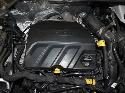 Used 2025 Chevrolet Trax LT FWD image 7