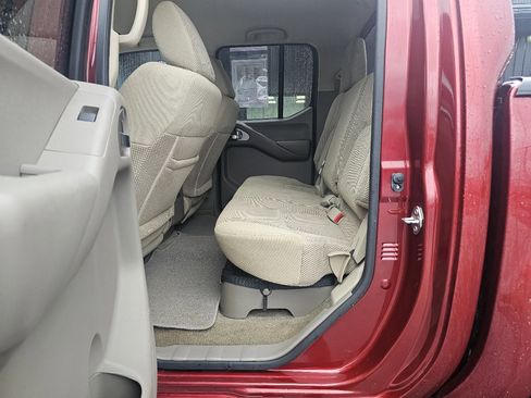 Used 2016 Nissan Frontier SV image 11