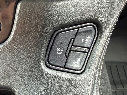 Used 2017 GMC Yukon SLT image 32