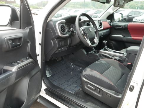 Used 2023 Toyota Tacoma SR5 AWD/4WD image 11