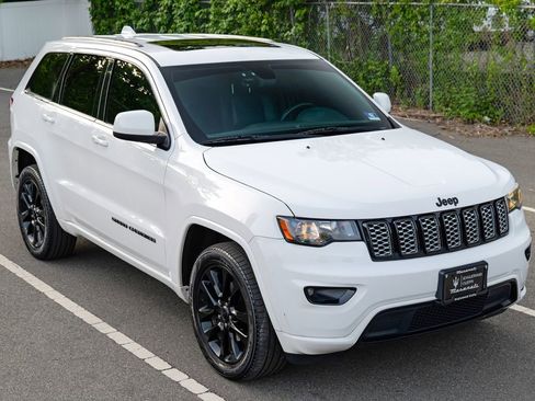 Used 2017 Jeep Grand Cherokee Altitude AWD/4WD image 9