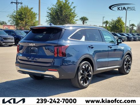 Certified 2024 Kia Sorento EX w/ Panoramic Sunroof Package FWD image 6