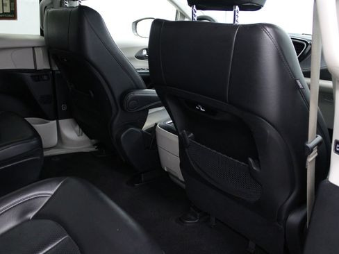 Used 2022 Chrysler Pacifica Touring-L FWD image 24
