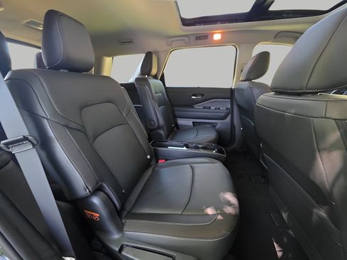 Used 2025 Nissan Pathfinder SL w/ SL Premium Package AWD/4WD image 9