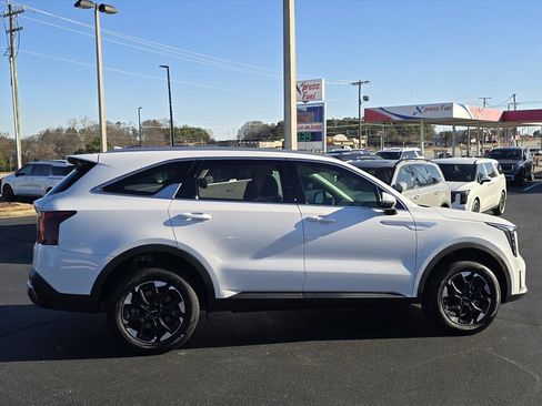 New 2025 Kia Sorento S image 2