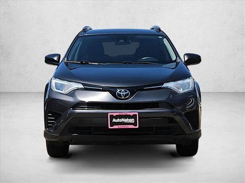 Used 2018 Toyota RAV4 LE FWD image 2