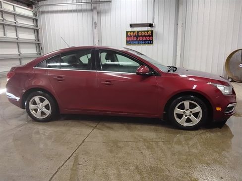 Used 2016 Chevrolet Cruze LT w/ Technology Package FWD image 2