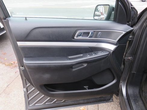 Used 2016 Ford Explorer XLT w/ Equipment Group 202A image 26