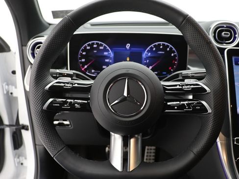 Used 2025 Mercedes-Benz GLC 300 4MATIC image 23