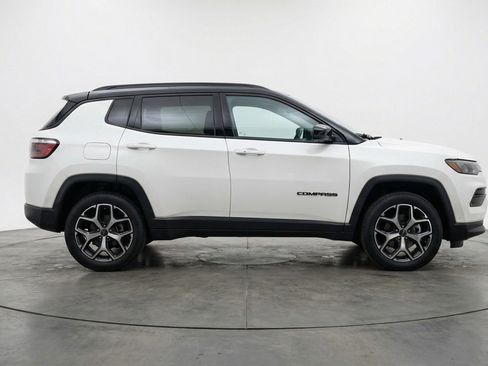 Used 2025 Jeep Compass Limited image 11