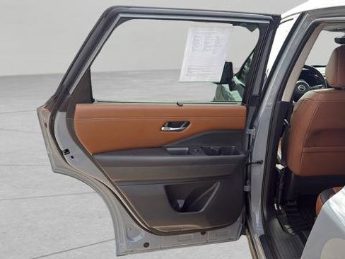 Certified 2025 Nissan Pathfinder Platinum AWD/4WD image 16