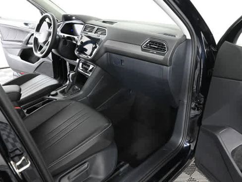 Used 2024 Volkswagen Tiguan SE w/ Panoramic Sunroof Package image 12