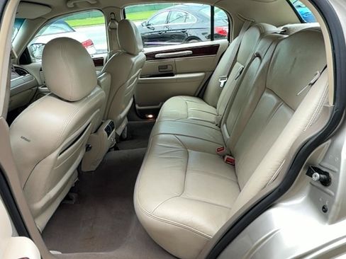 Used 2004 Lincoln Town Car Ultimate RWD image 15