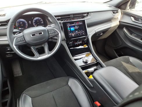 Used 2023 Jeep Grand Cherokee Altitude AWD/4WD image 7