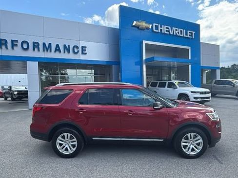 Used 2019 Ford Explorer XLT w/ Equipment Group 202A AWD/4WD image 2