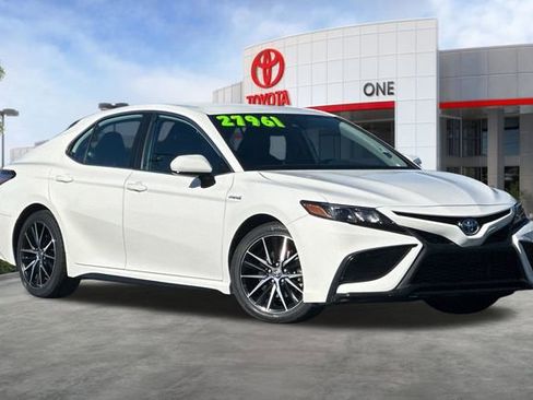 Used 2021 Toyota Camry SE image 2