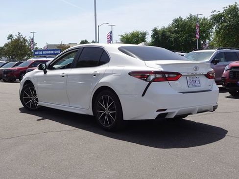 Used 2021 Toyota Camry SE w/ Carpet Mat Package (TMS) FWD image 9