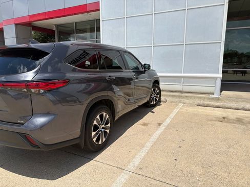 Used 2021 Toyota Highlander XLE FWD image 4