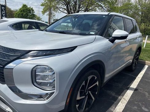 Used 2023 Mitsubishi Outlander SE Black Edition image 1