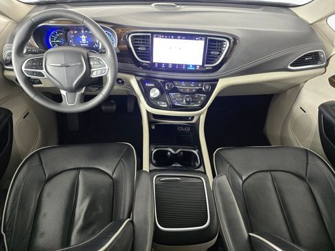 Used 2022 Chrysler Pacifica Limited w/ Uconnect Theater Family Group FWD image 21