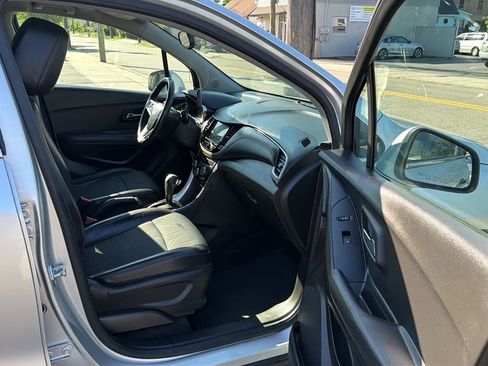 Used 2019 Chevrolet Trax LT w/ LT Convenience Package FWD image 25