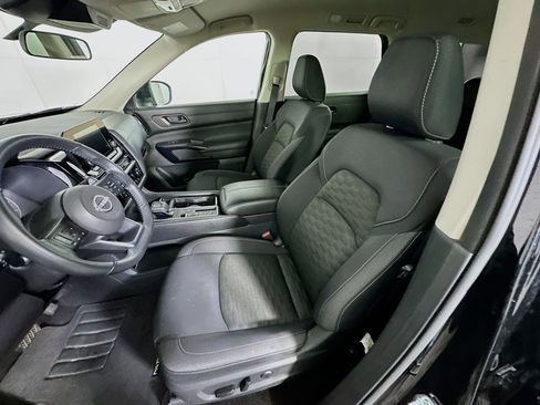 Used 2025 Nissan Pathfinder SV image 13