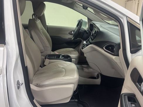 Used 2018 Chrysler Pacifica Touring-L w/ Tire & Wheel Group FWD image 24