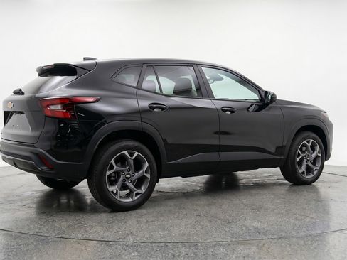 Used 2025 Chevrolet Trax LT FWD image 9