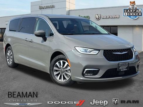 Used 2023 Chrysler Pacifica Touring-L FWD image 1