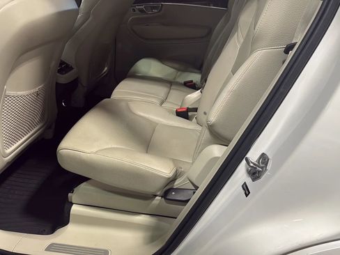 Used 2019 Volvo XC90 T5 Momentum w/ Multimedia Package AWD/4WD image 12