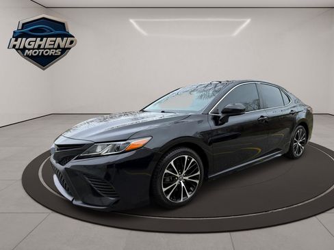 Used 2019 Toyota Camry SE image 3